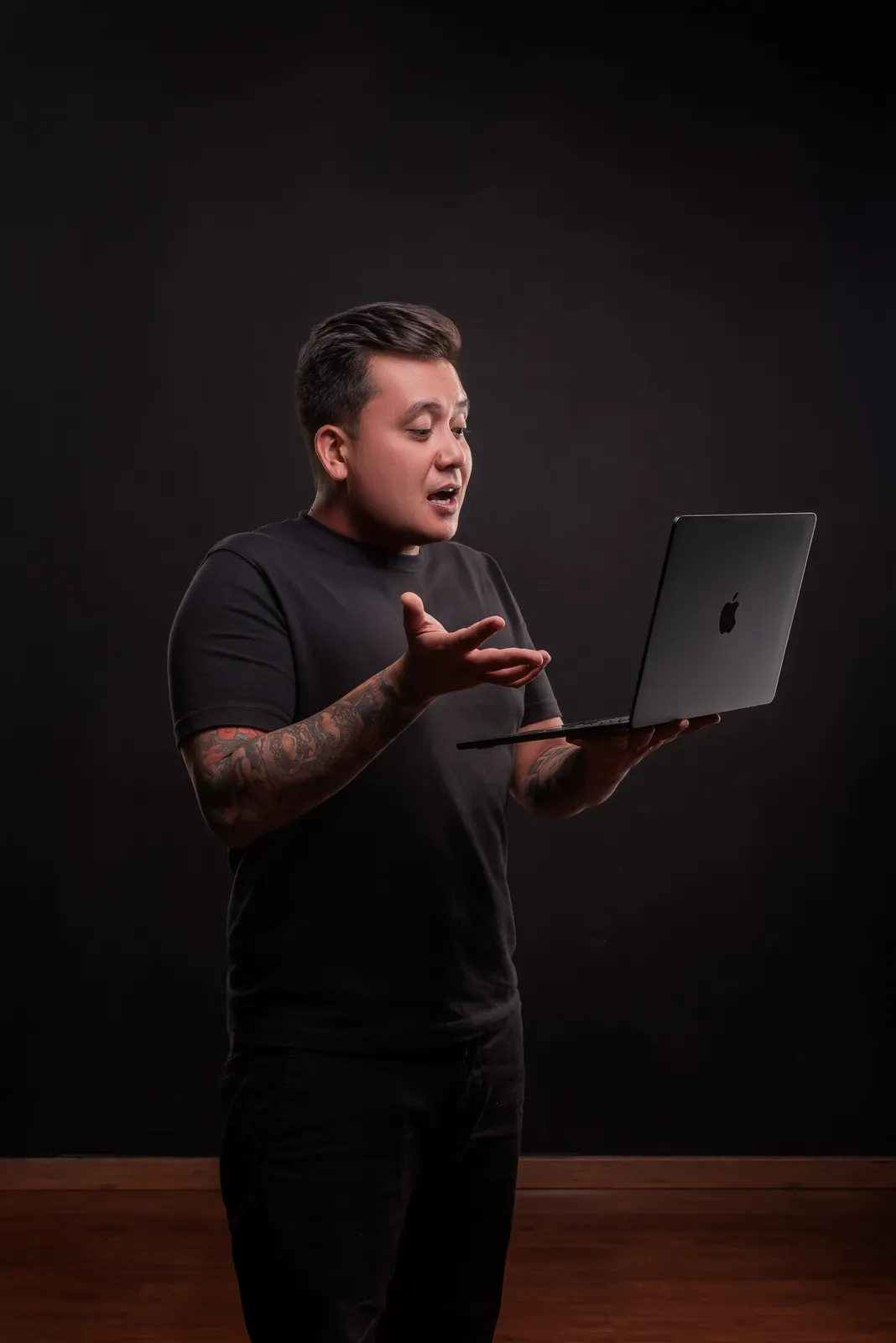 Caê Nonaka com notebook, explicando uma estratégia