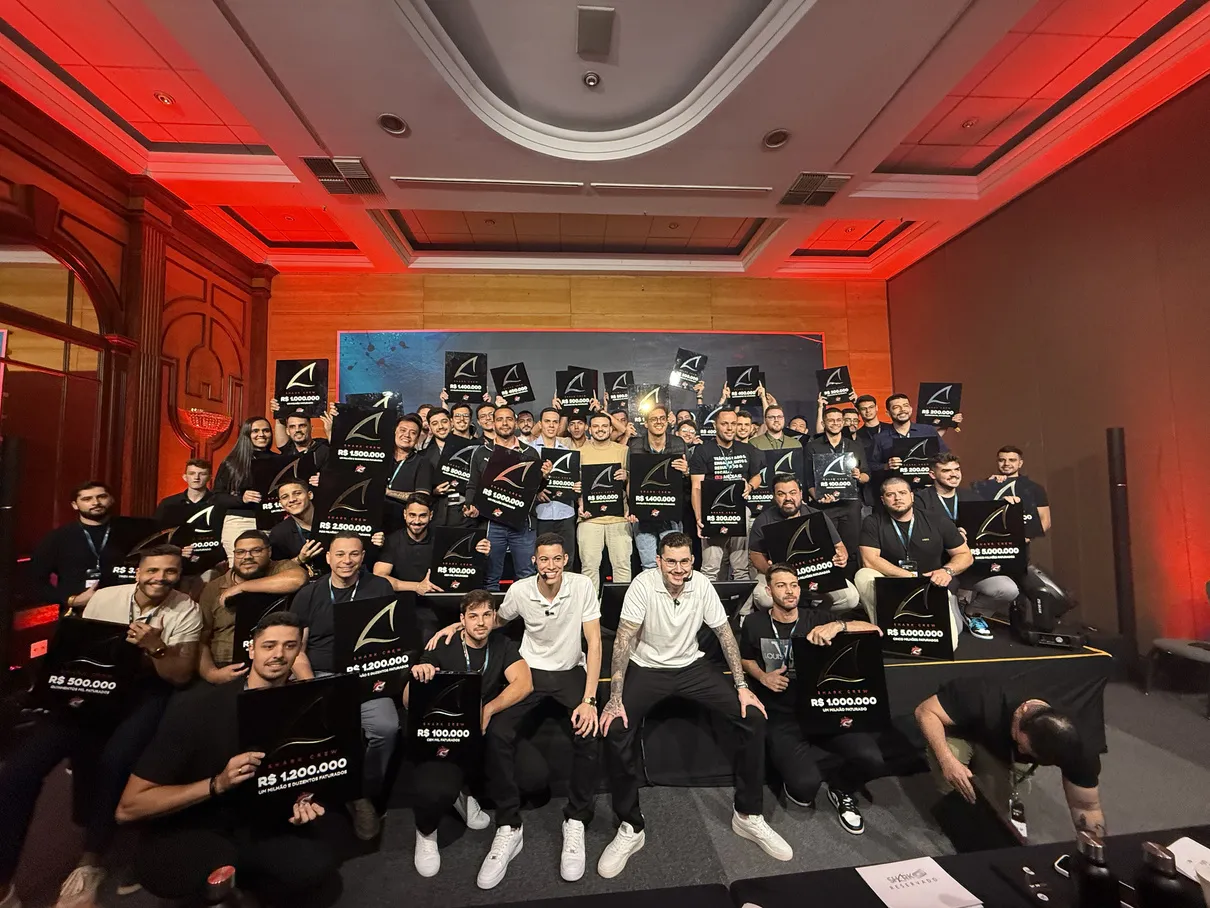 Turma de mentoria com placas de faturamento