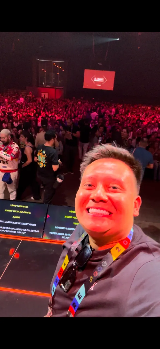 Caê Nonaka no palco de um evento de marketing