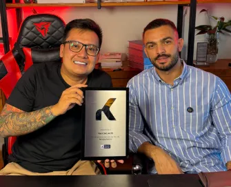 Caê Nonaka recebendo placa de reconhecimento